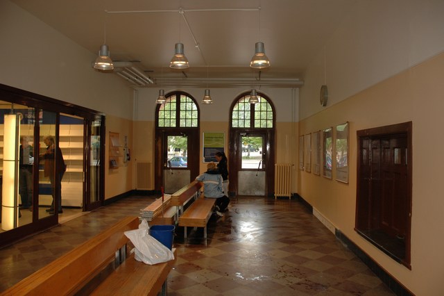 Mariestads stationshus, väntsal, under 2007 har en Pressbyråbutik inretts i botttenvåningens södra del.