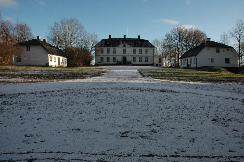 Sveneby är en herrgårdsanläggning med tre par flyglar i ett axiellt arrangemang, (i bild flyglarna närmast huvudbyggnaden).