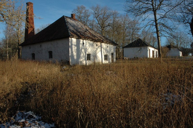 Sveneby herrgård. Den norra raden av flyglar, närmast mejeriet, längre bort mangelboden och längst bort köksflygeln.