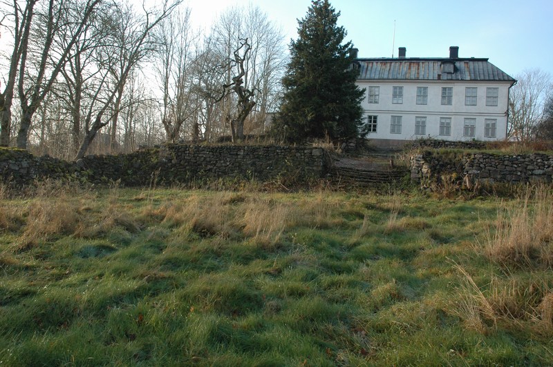 Sveneby herrgård. På huvudbyggnadens östra sida finns lämningar av den fd parkanläggningen, här terassernas stenmurar.