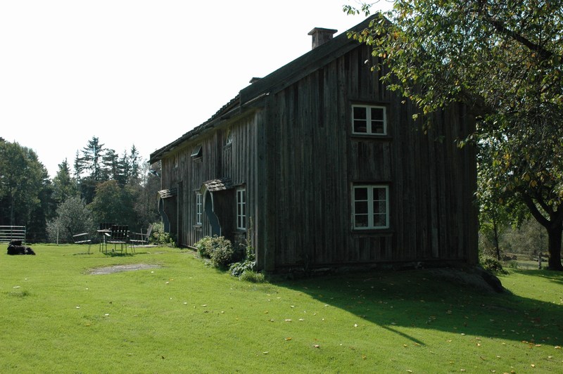 Vårgårda Ljungås, Mangårdsbyggnaden, till vänster ladugården.