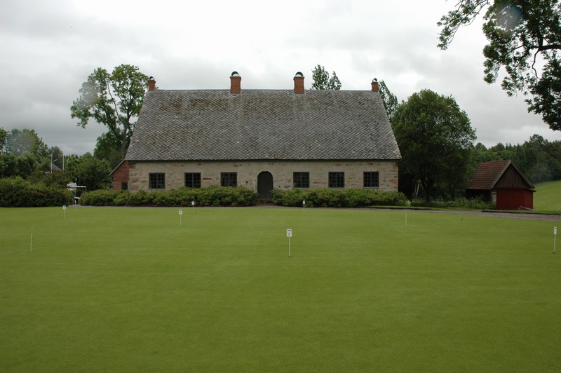 Onsjö stenhus, huset var ursprungligen köksflygel mittemot golfklubbens nya klubbhus, på vars plats gårdens huvudbyggnad stod fram till branden 1982.