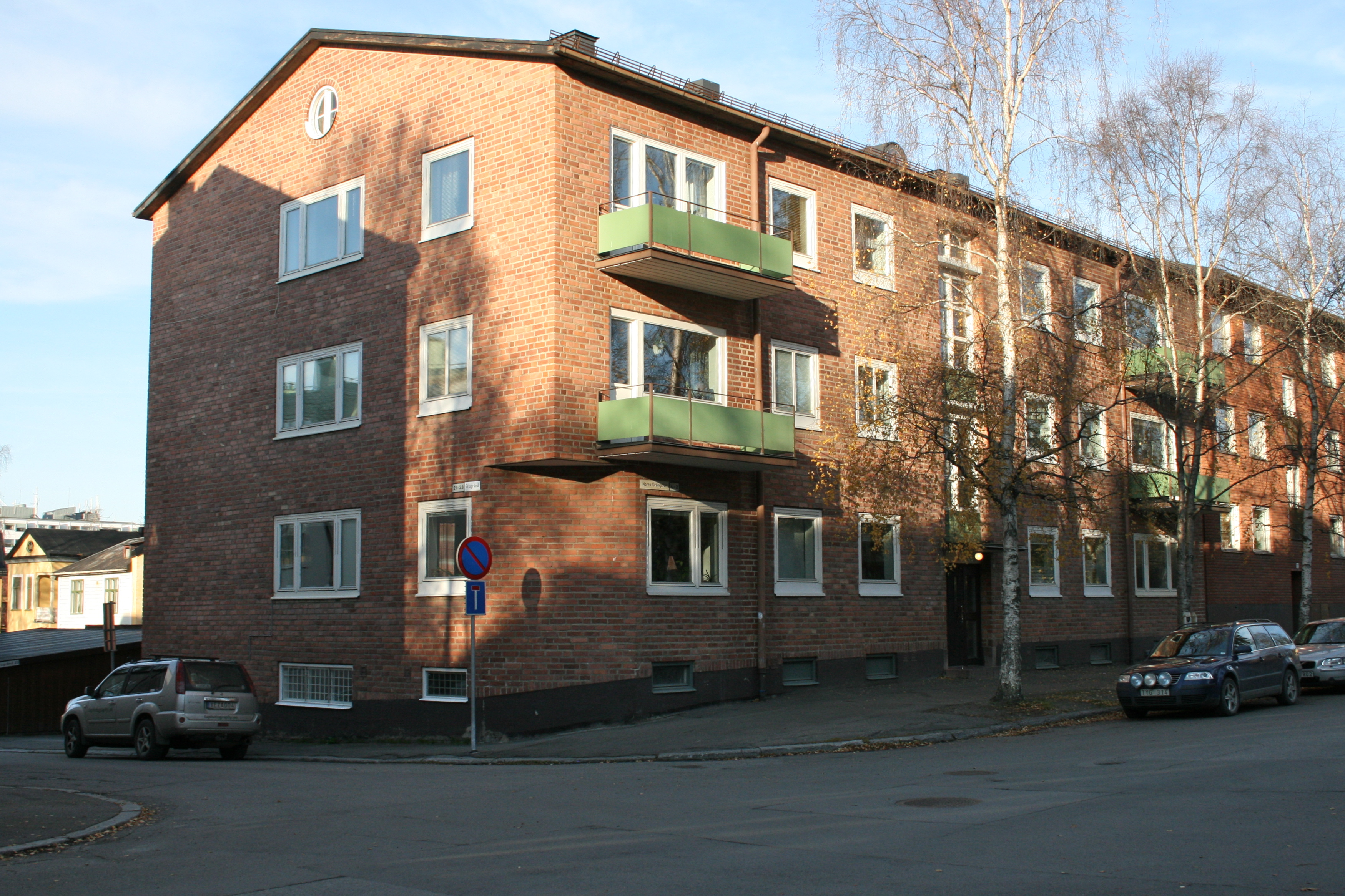 Bostadshus mot Norra Gröngatan, med originalbalkonger och avfasat hörn.