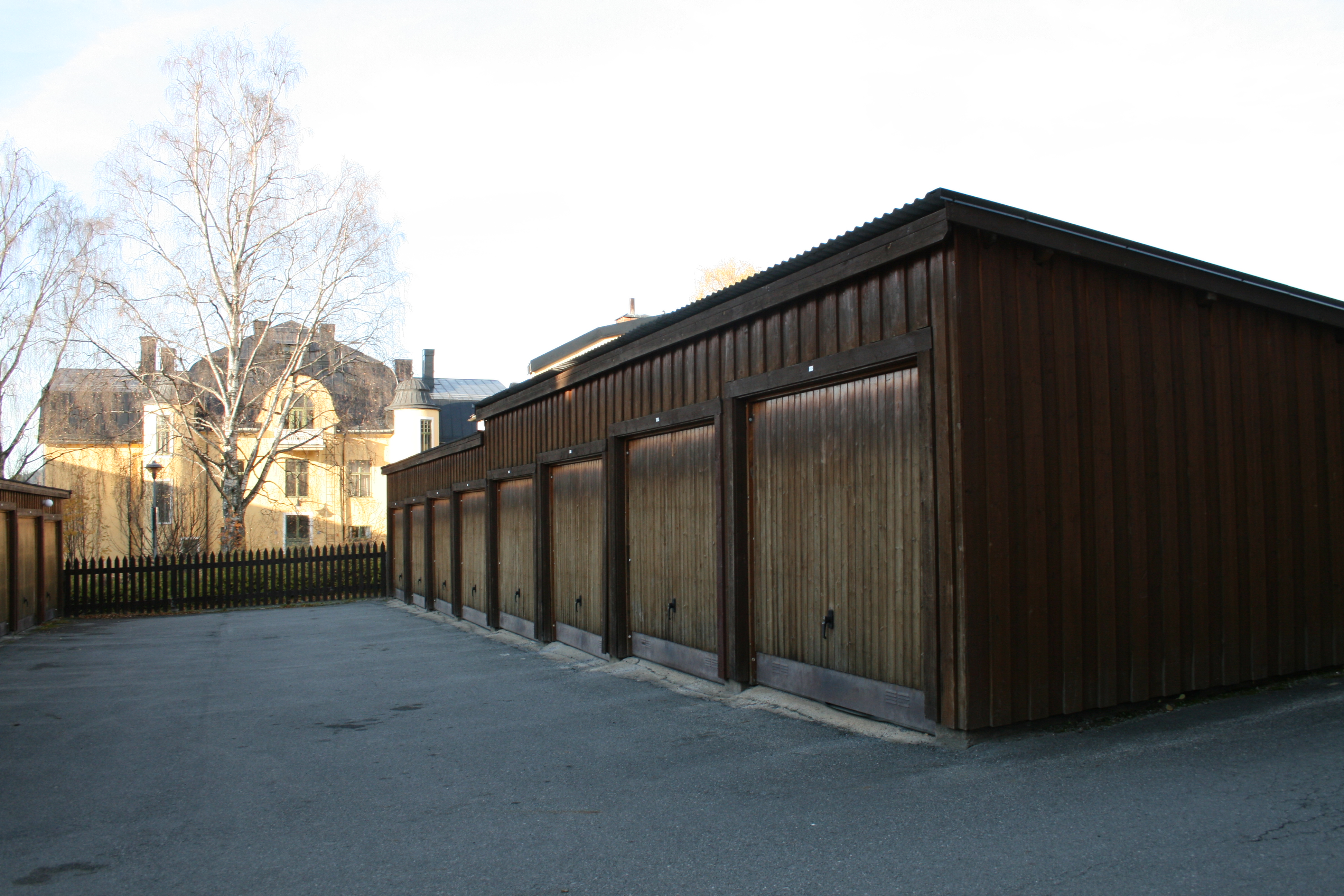 Garagelänga på gården.