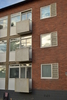 Detaljer på bostadshus: balkonfront och fönsterraster av betong.