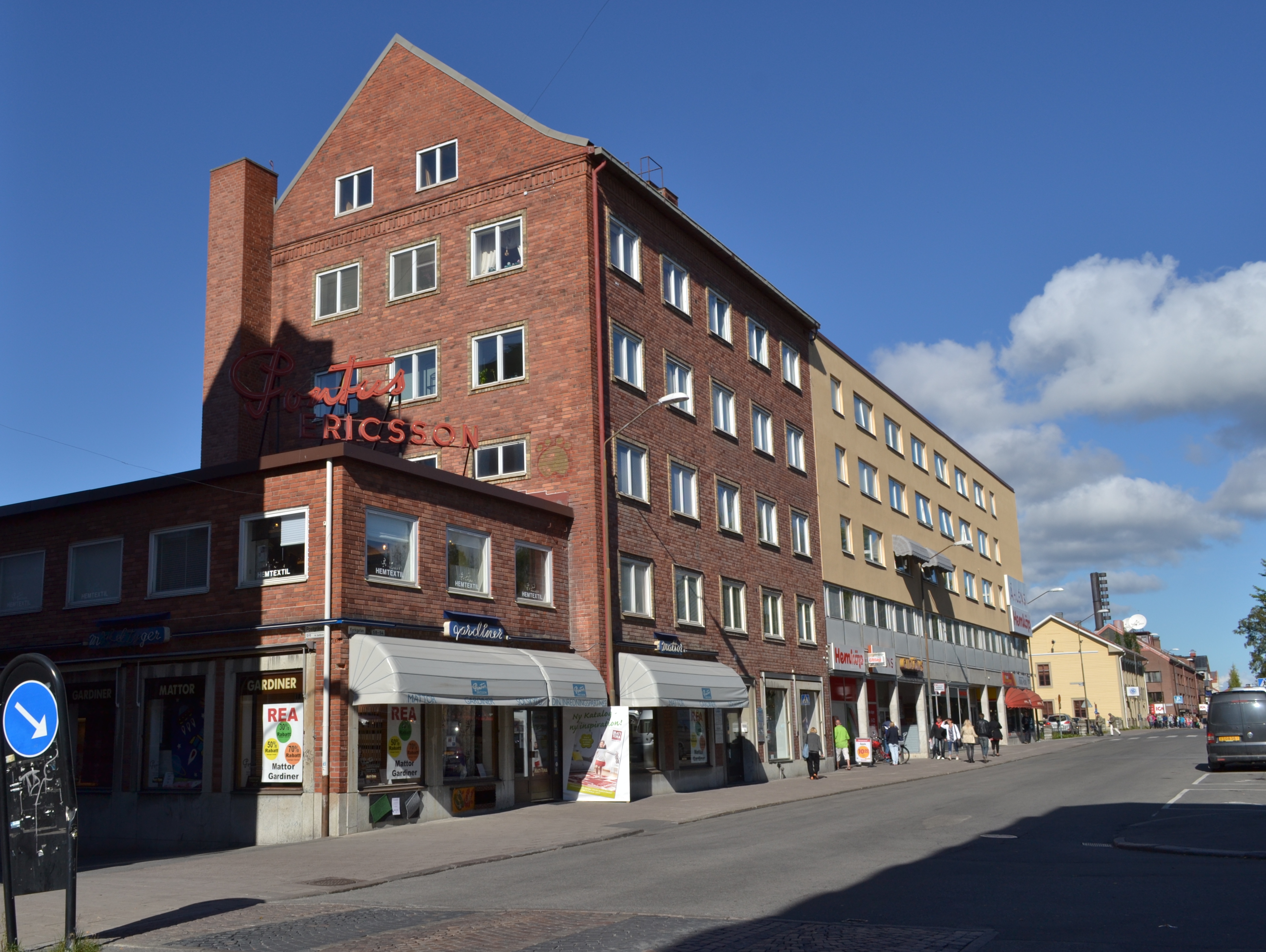 Djurläkaren 13, hus 2. Bostäder och kontor, lågdel med butik. Bild från sydost.