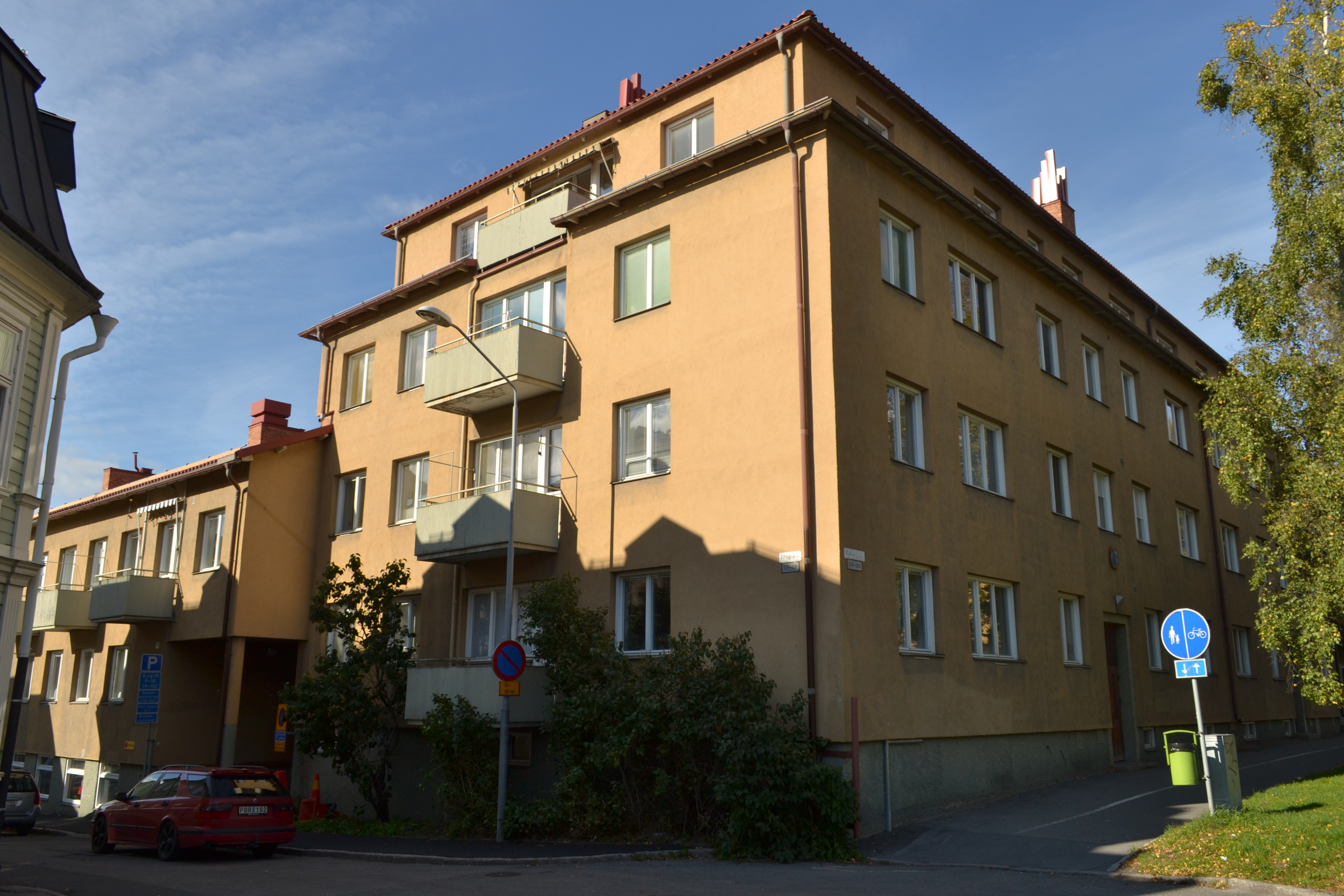 Bostadshus med indragen takvåning, sett från Rådhusgatan.