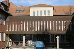 Kopparklädda gångar binder samman biblioteket med byggnadskroppar i väster och öster, här den västra.
