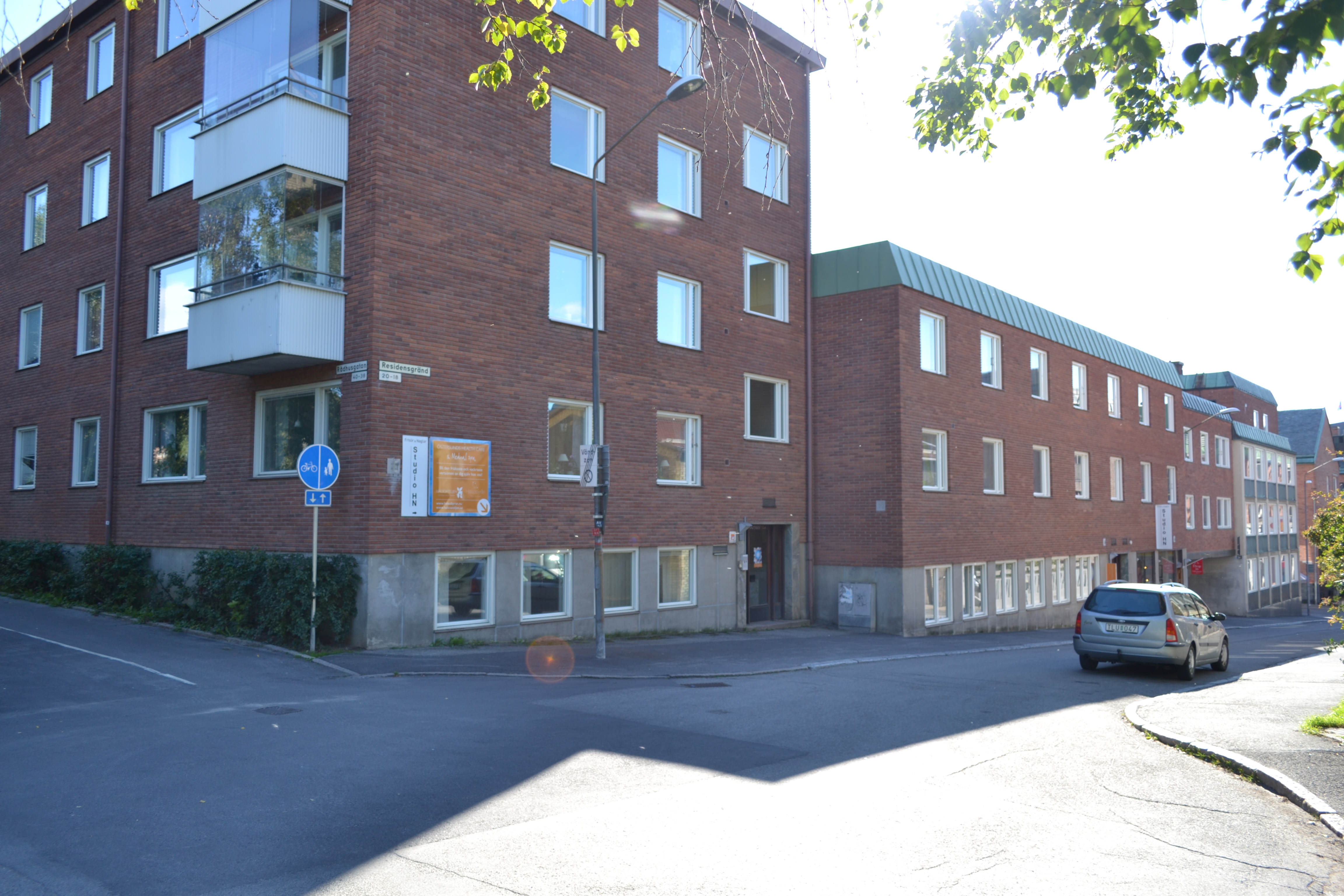 Del av fasad mot Rådhusgatan samt fasad mot Residensgränd.