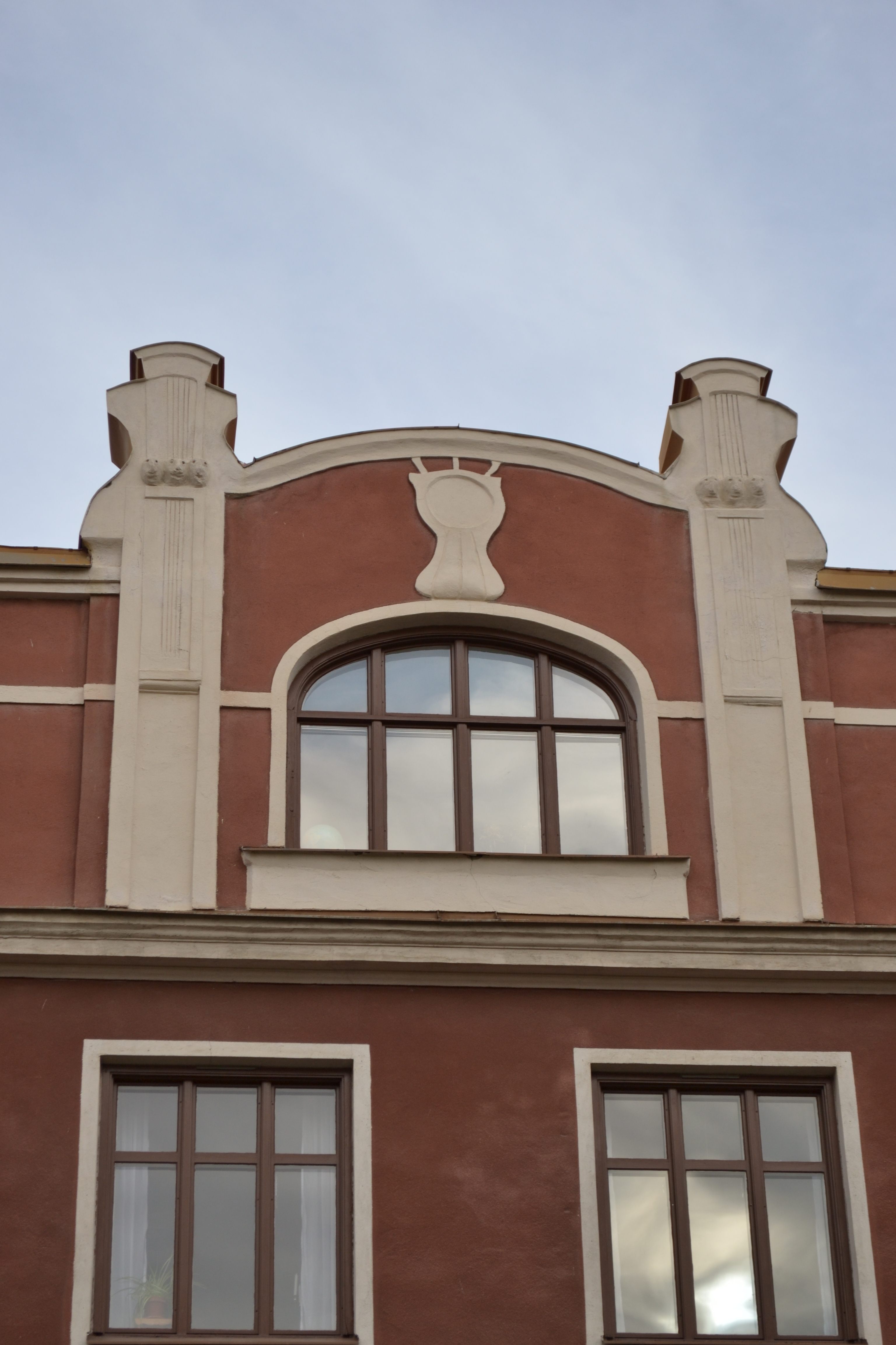 Del av fasad, frontespis mot Gränsgatan.