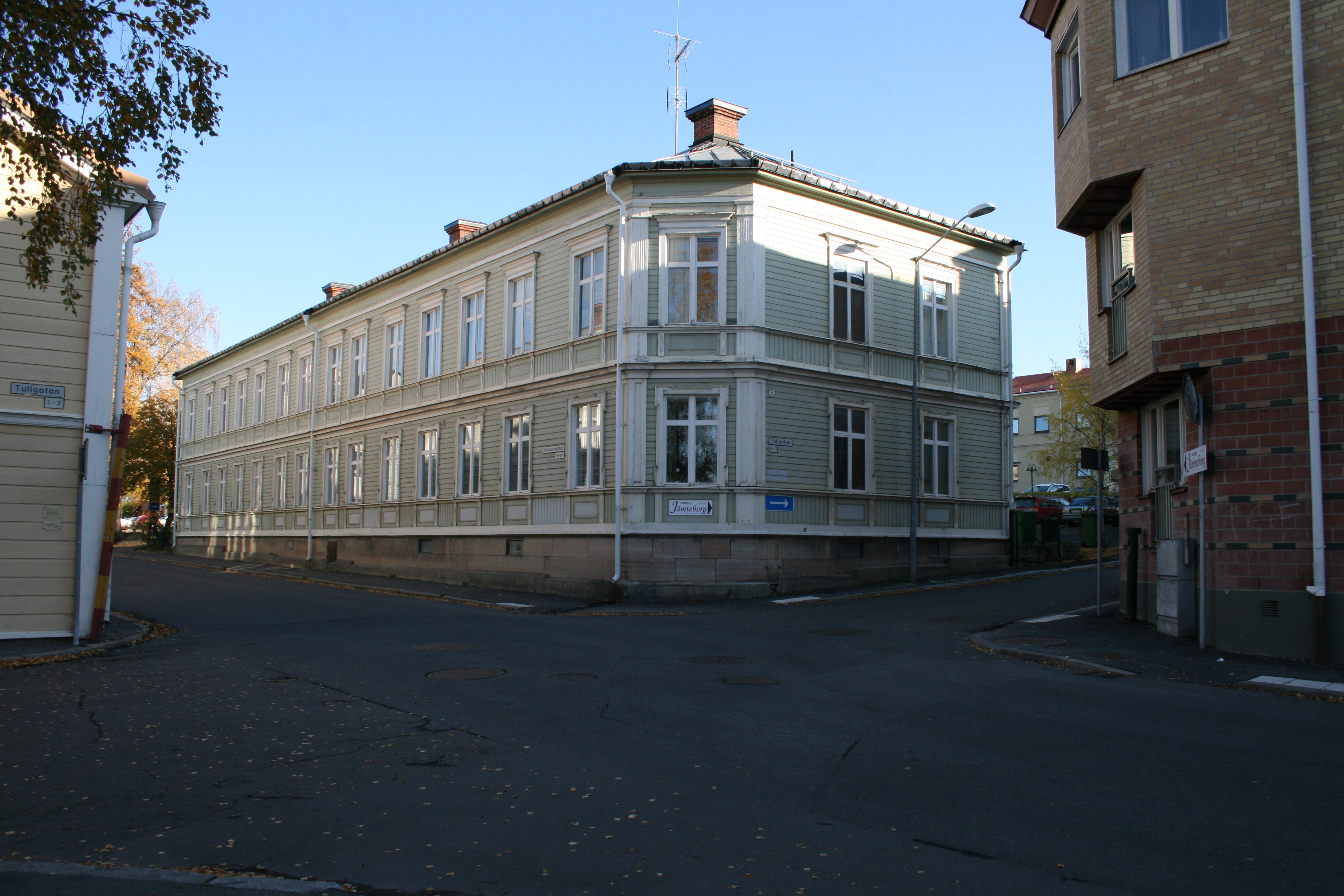 Skjutbanan 6, hus 1. Fasader mot Köpmangatan/Tullgatan. 