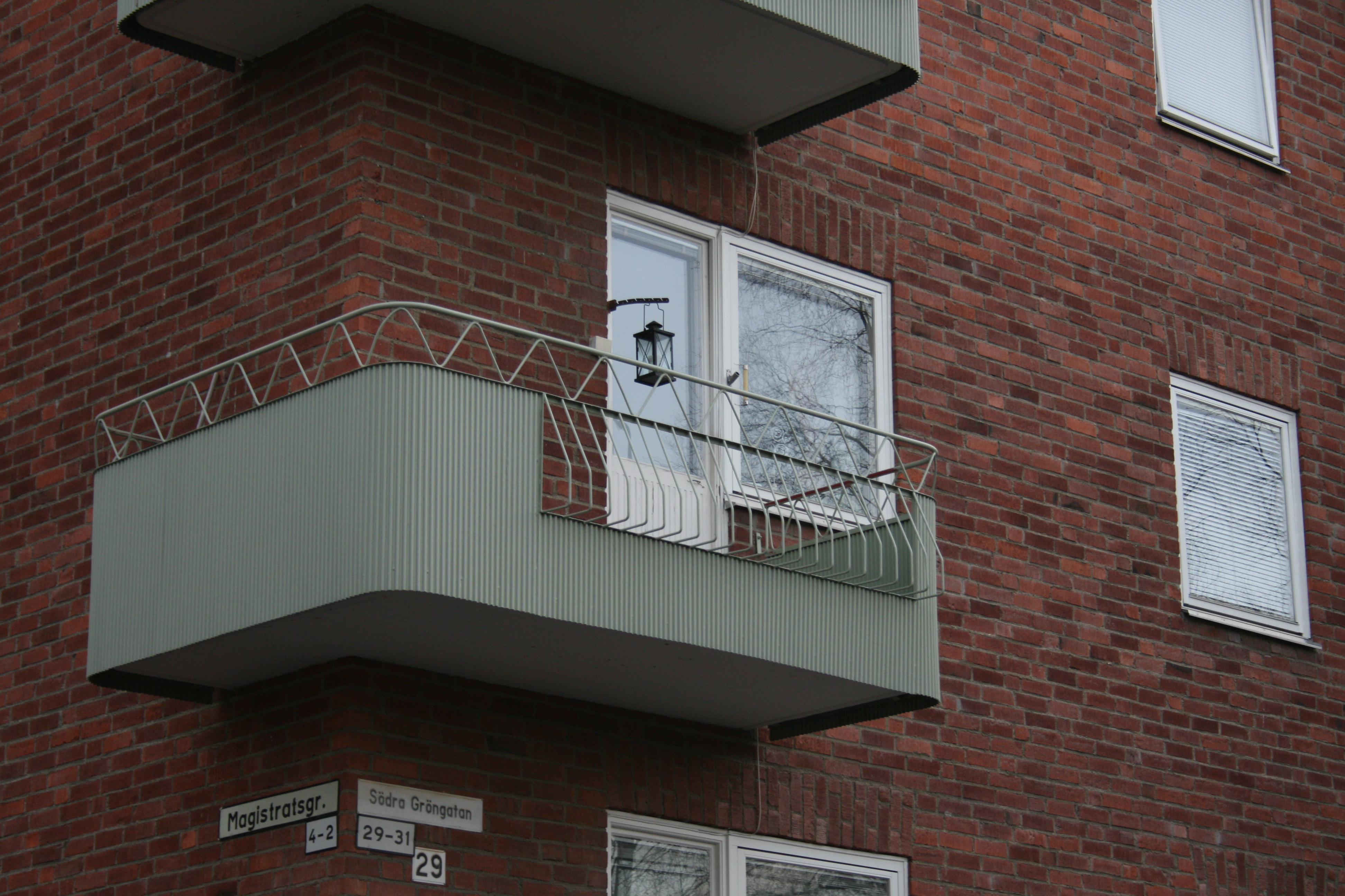 Detalj av fasad, tidstypiska balkonger.