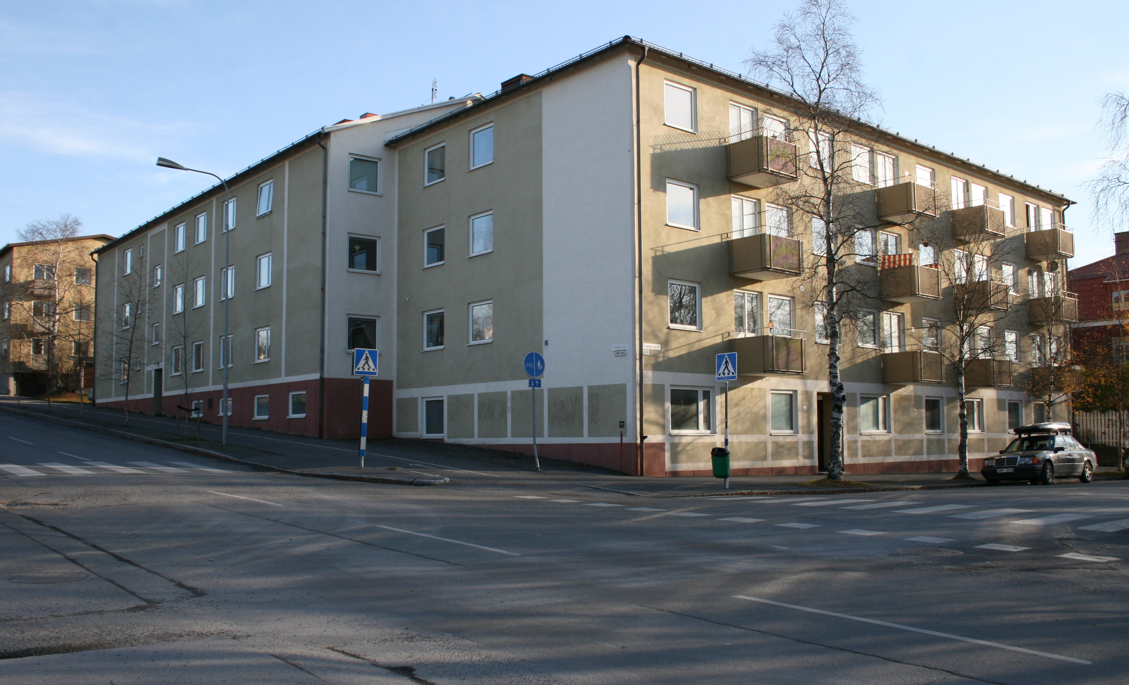 Träffen 1, hus 1. Fasader mot Regementsgatan/Fältjägargränd.