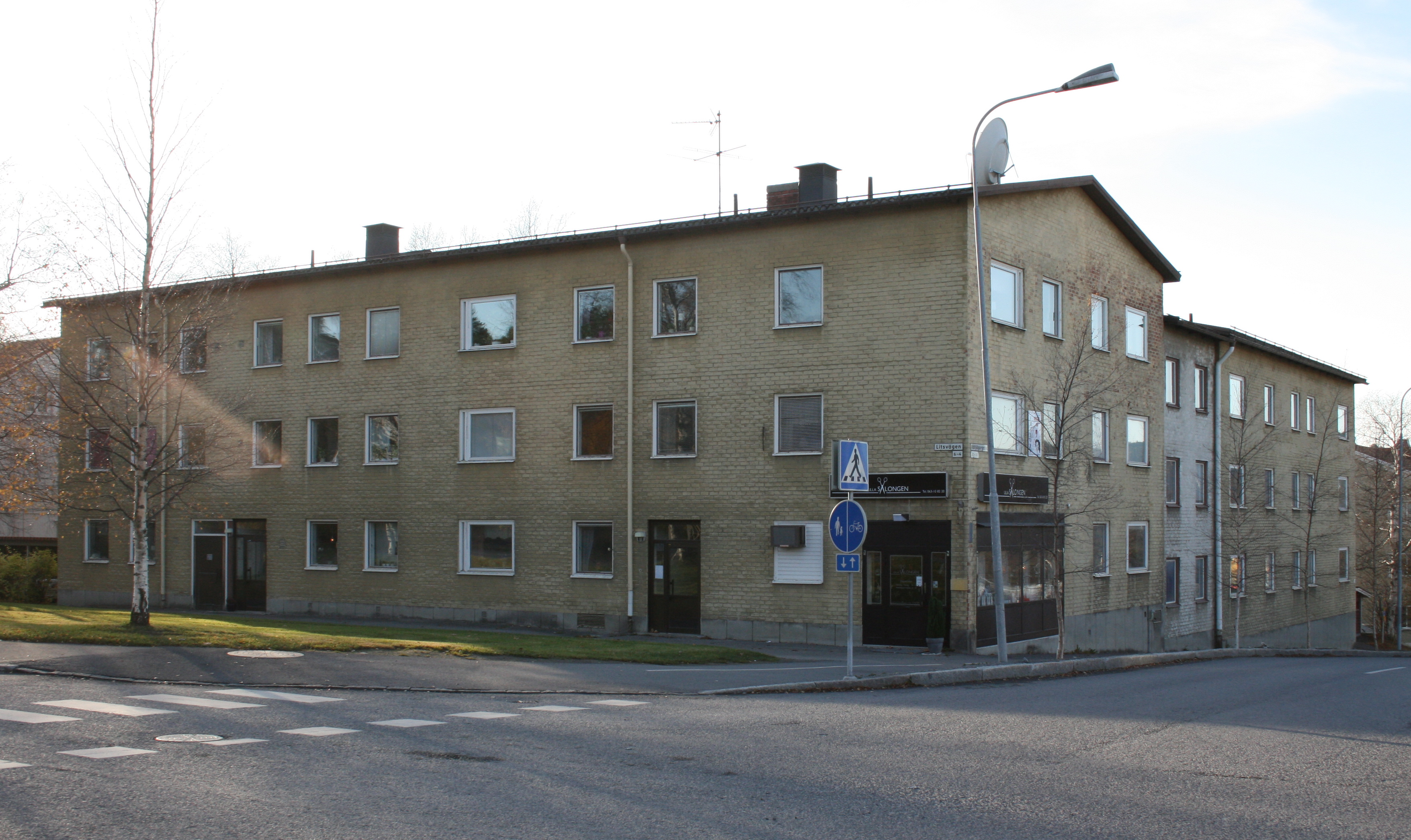 Träffen 2, hus 1. Fasader mot Litsvägen/Fältjägargränd.