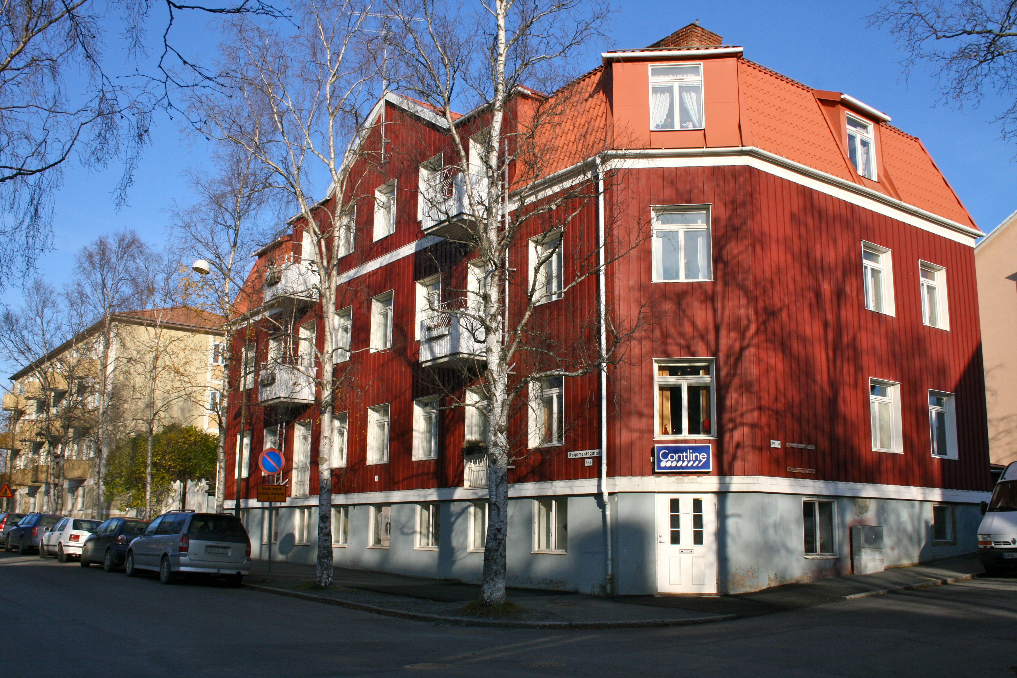 Träffen 4, hus 1. Fasader mot Regementsgatan/Brogränd.