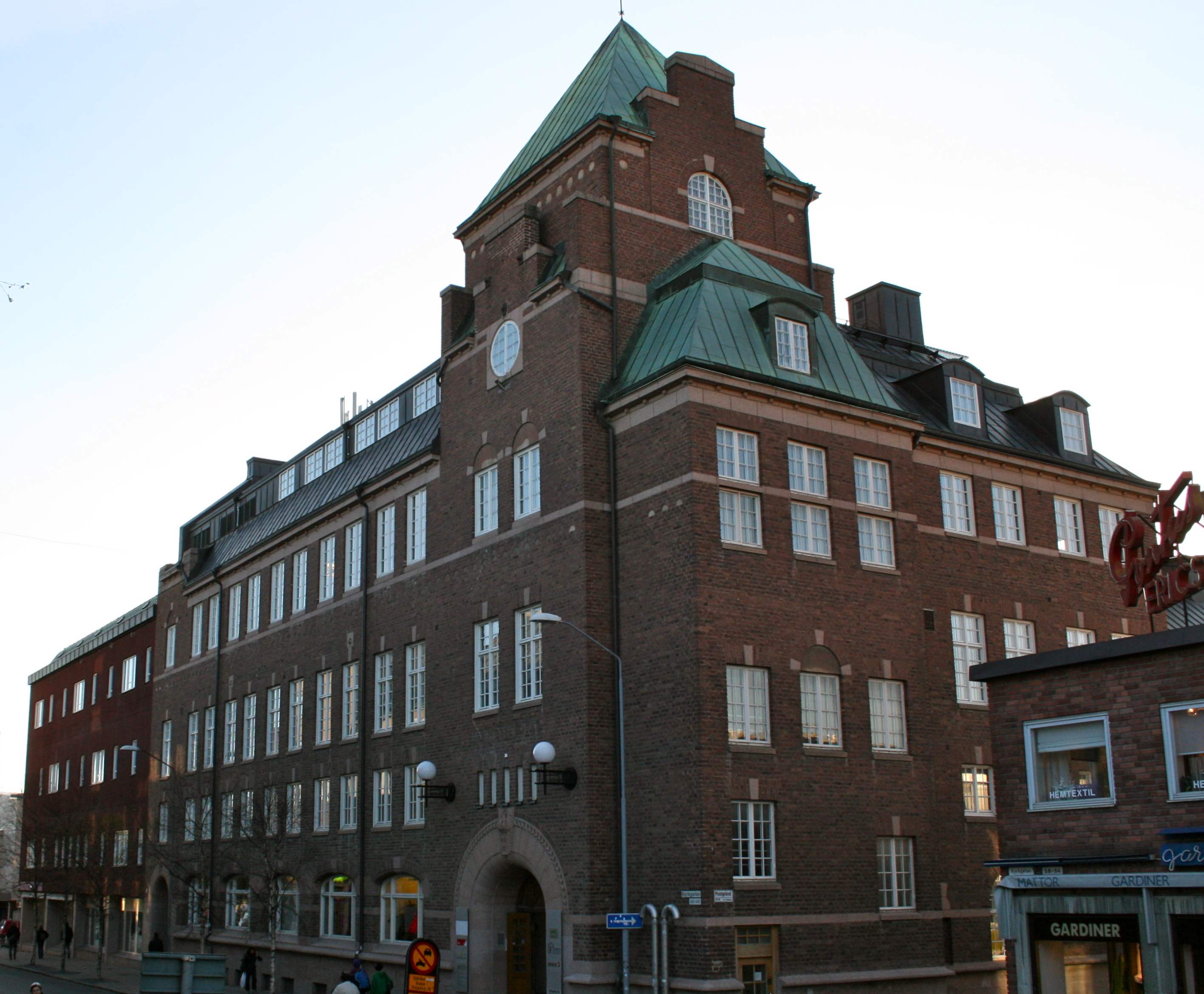 Postiljonen 6, hus 1 - f d post- och telehuset. Fasader mot Kyrkgatan/Postgränd.