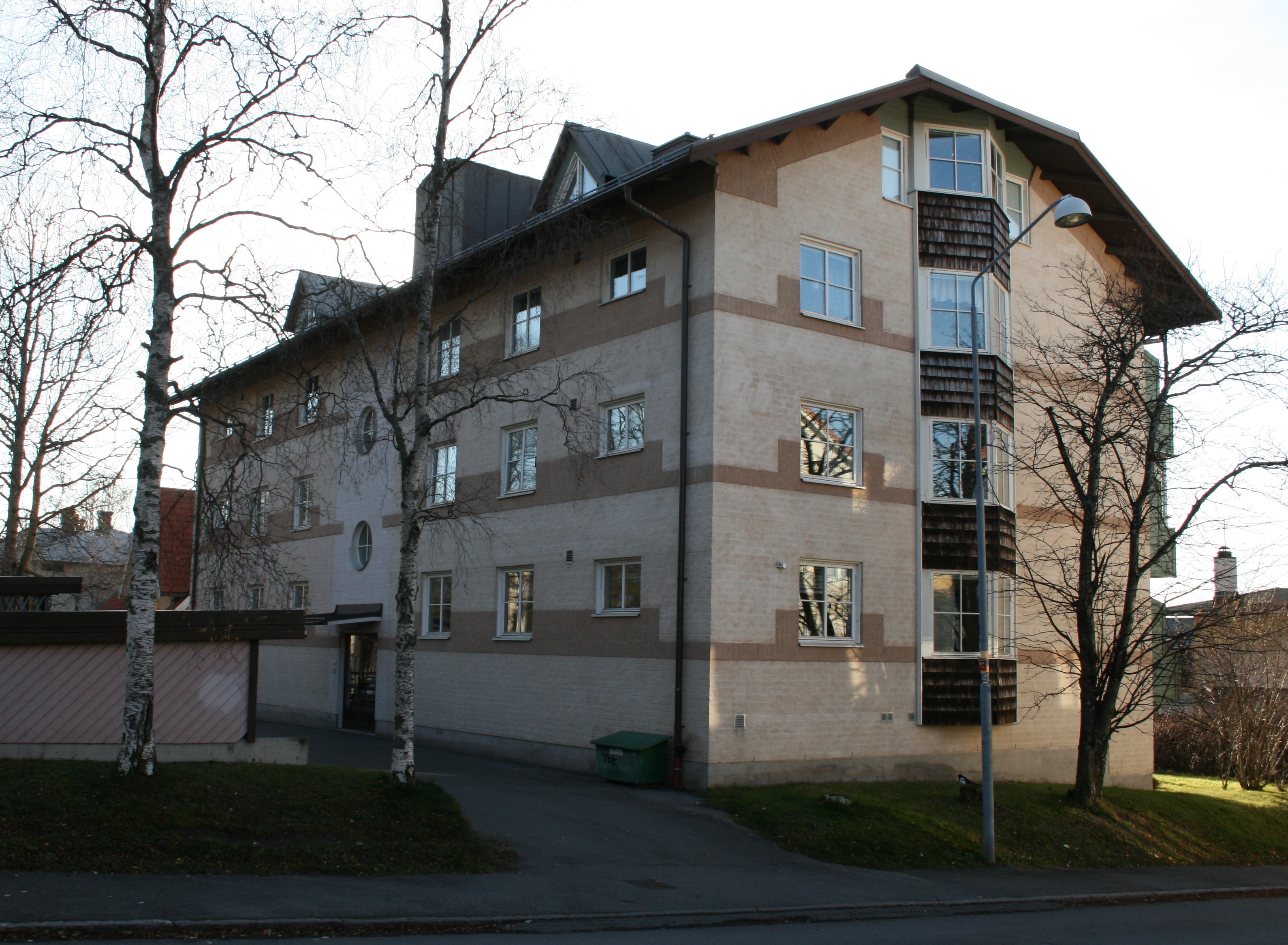 Tallarna 2, hus 1. Fasader mot Litsvägen/Brogränd.