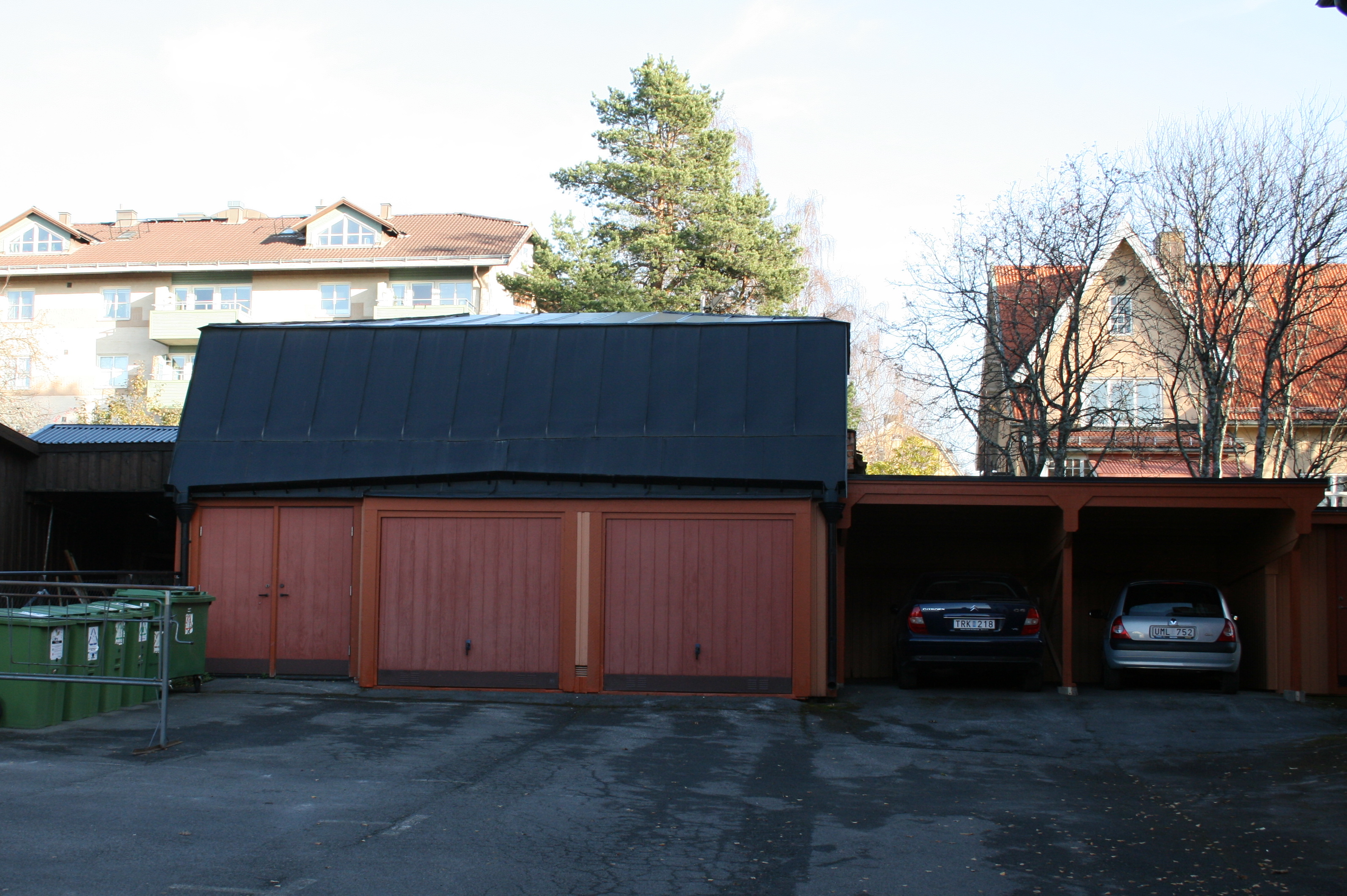 Tallarna 4, hus 3. Äldre garage och nyare carport.