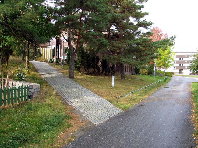 Sankt Petri kyrka, anläggningen, avgränsningar och stenlagd gång till kyrkplatsen