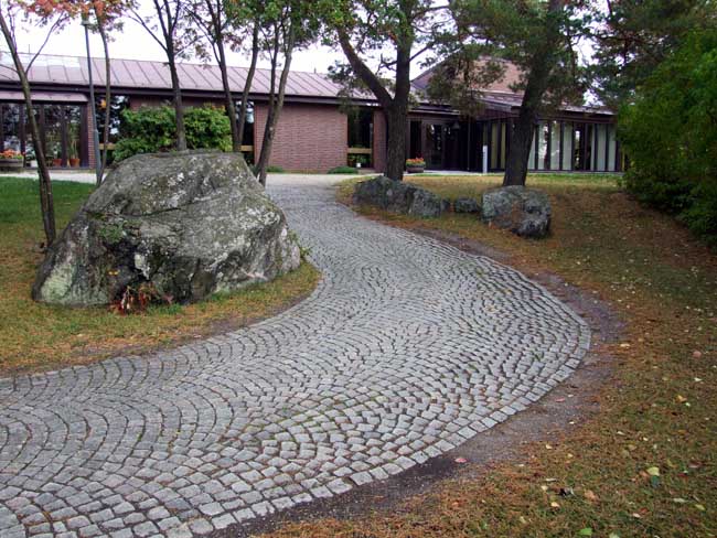 Sankt Petri kyrka, anläggningen med naturtomt och stenlagd gång till kyrkplatsen