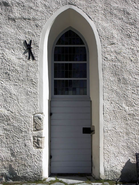 Tumbo kyrka, västportal med reliefer i ursprungligt läge