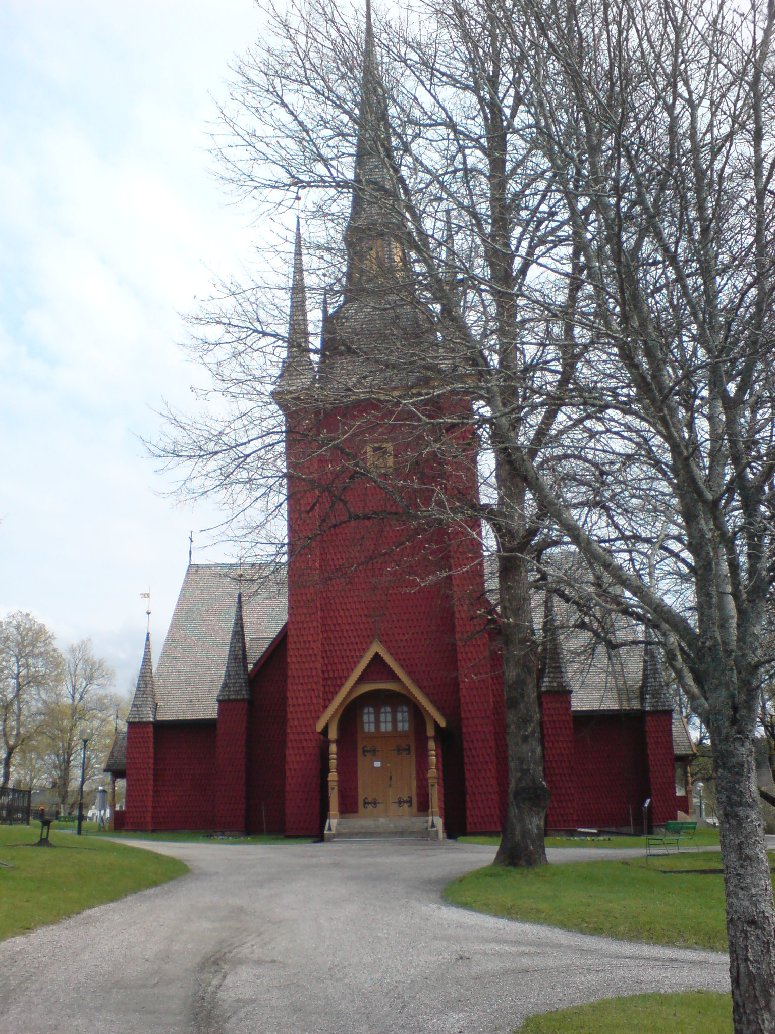 Kyrkan från väster.