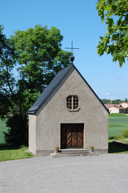 Gravkapellet väster om kyrkan