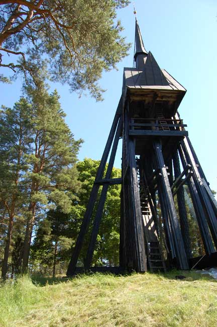 Klockstapeln på höjden norr om kyrkan