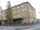 Västgötabanans fd stationshus. Fasaderna är av gult tegel med detaljer av granit. Exteriören som främst präglas av 1920-talsklassicism har en sparsam dekor bl a kring entrépartierna.