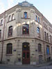 Ingången till tidningshuset (idag lokaler som används av tingsrätten). Hörnet kröns av den ursprungliga skylten med texten "Göteborgs Handels och Sjöfarts Tidning".