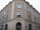 Hörnfasad Drottninggatan/Magasinsgatan. Utseendet är resultatet av stadsarkitekt Gegerfelts om- och tillbyggnad från 1850-talet.