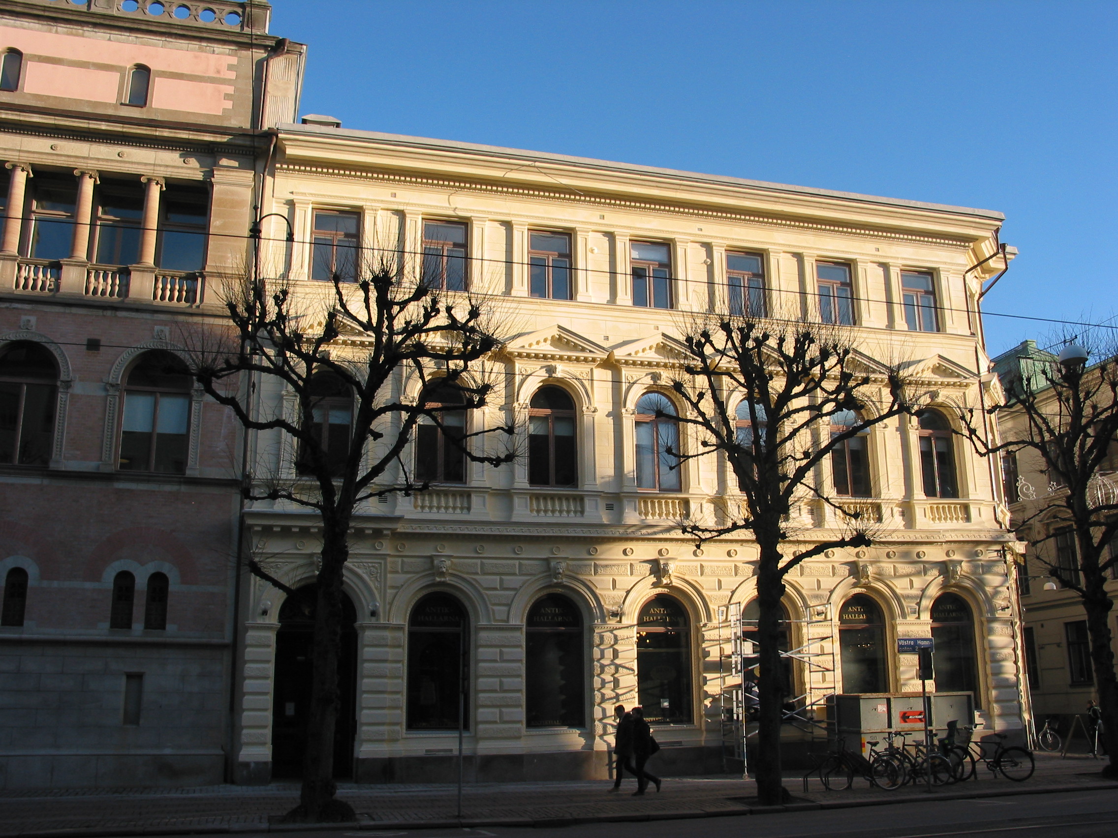 Den första byggnaden att uppföras i bankens anläggning år 1882. Den fick en gul, putsad fasad i nyrenässansstil med romerska förebilder. Arkitekter var Axel och Hjalmar Kumlien. Från början hade byggnaden en mezzaninvåning, men efter en påbyggnad i början av 1900-talet fick byggnaden tre hela våningar.