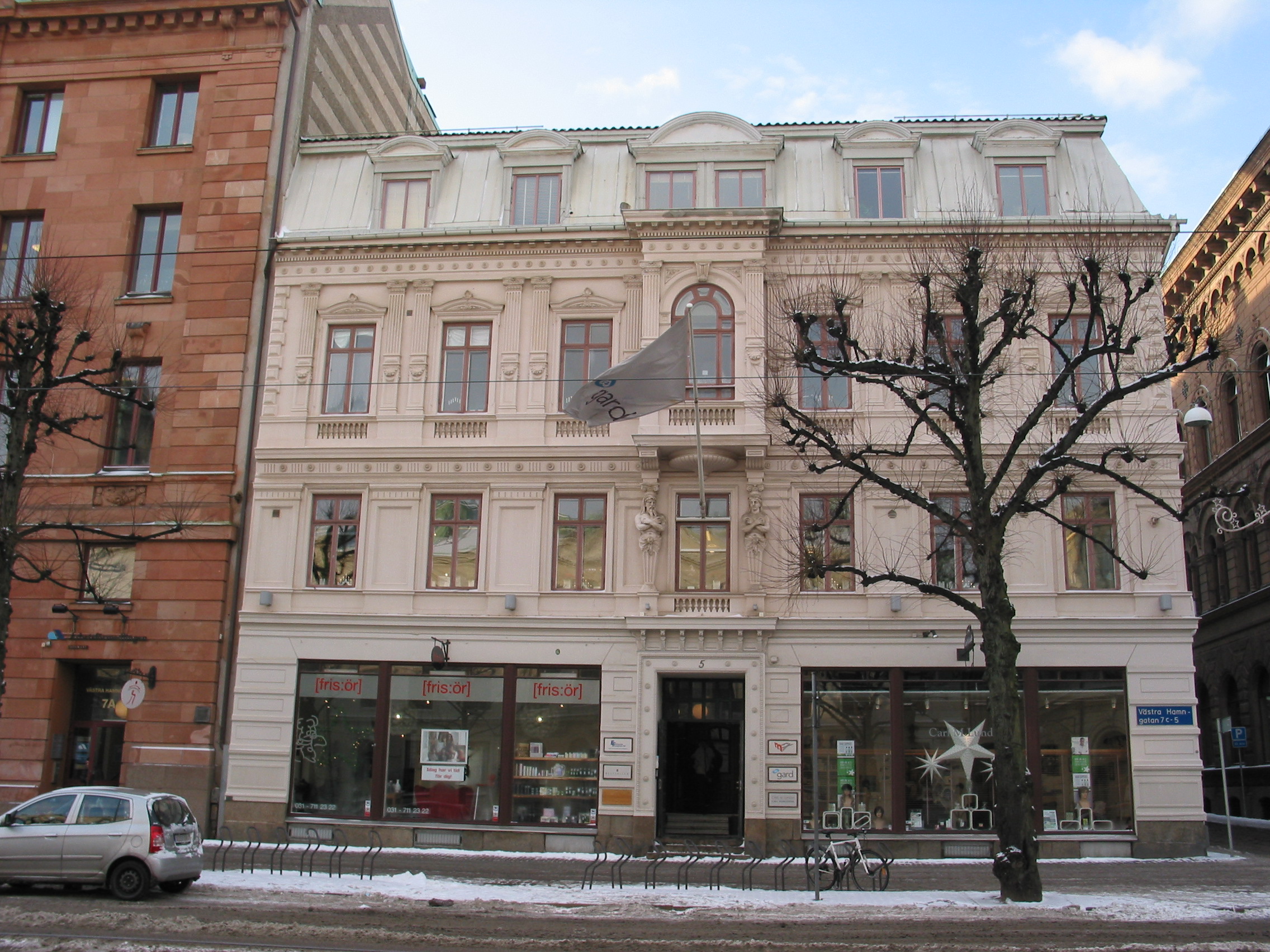 Västra Hamngatan 5. Uppfört 1838 i två våningar för grosshandlare Levgren. Påbyggnad med en våning och dekor i nyrenässansstil tillkom 1881.
