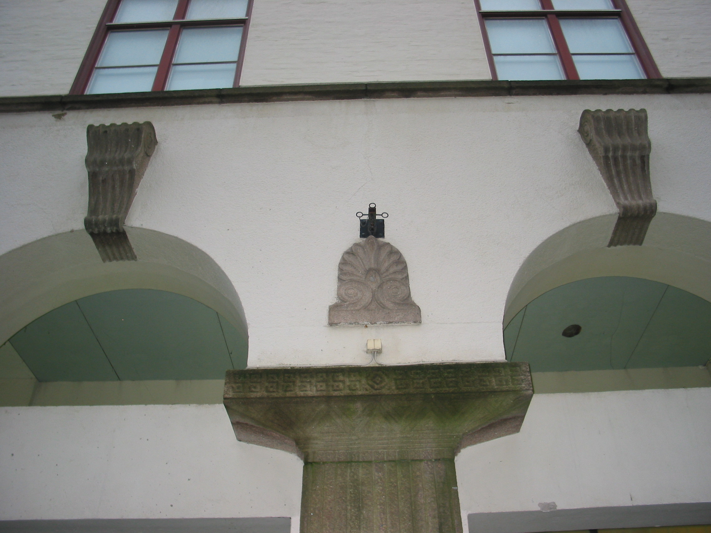 Detalj av klassicerande dekor runt arkad på Drottninggatan. Byggnaden innehåller restaurangen Brasserie Ferdinand.