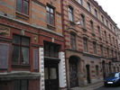 Två byggnader uppförda 1885 för frukthandlare Mühlenbock. Arkitekt var Victor Adler. För Köpmansgatan 4-6 (borterst i bild) valde arkitekten en tyskinspirerad tegelarkitektur med omväxlande gula och röda fält. Bottenvåningen innehöll butiker, medan övervåningarna var bostäder. I slutet av 1800-talet byggdes Wilsonska flygeln, tillbyggnad för Göteborgs museum, i samma starka röda jordiga färger. Det har gett denna del av Köpmansgatan ett speciellt uttryck.