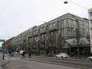 I fyra till sex våningar med tak- och källarvåning. Fasad av gjutna aluminiumplattor med burspråksliknande utbyggnader. Byggt 1971-73