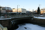 Drottningtorgsbron byggdes år 1873 i gjutjärn. Idag används den endast för gångtrafik.
