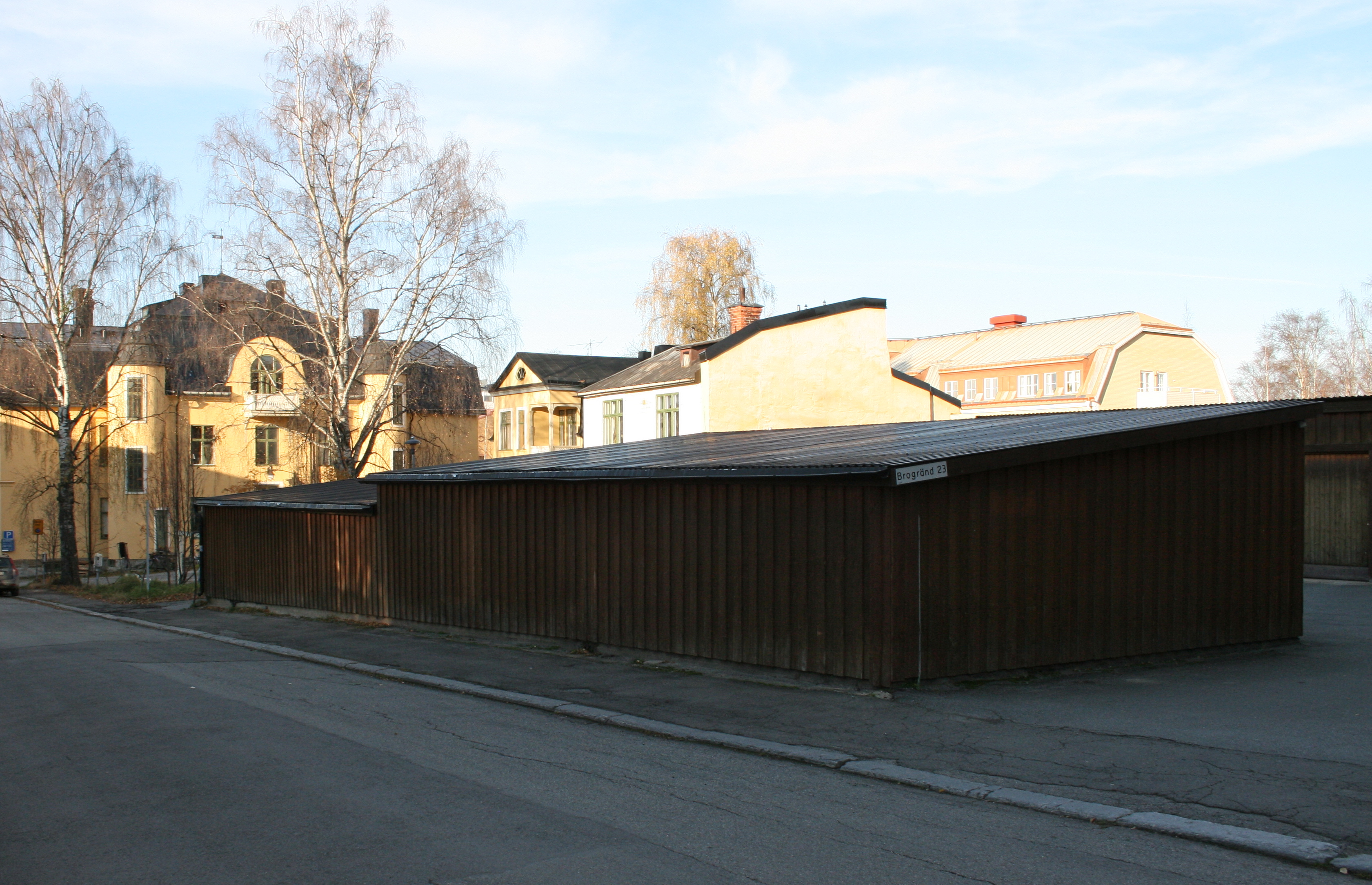 Baksida garagelänga sedd från Brogränd.