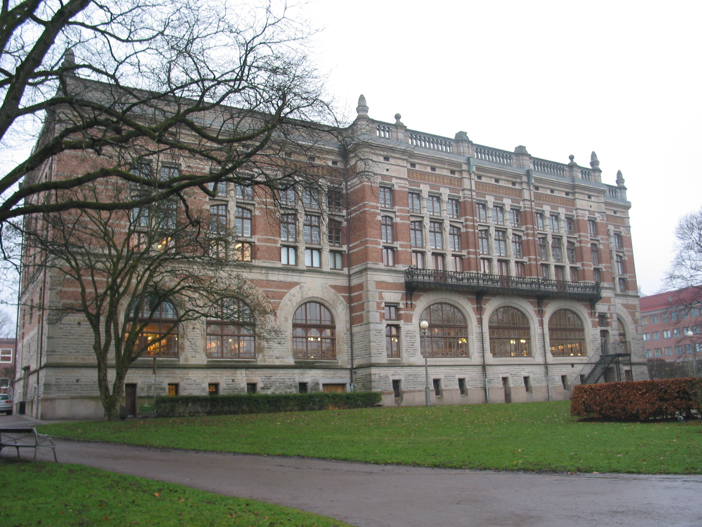 Hans Hedlund formgav byggnaden i en säregen anglosaxisk-oriental arkitektur. Starkt målerisk verkan har erhållits genom kalksten med olika ytstrukturer omväxlande med rött beklädnadstegel. Enbart svenskt material ingår i fasaderna.