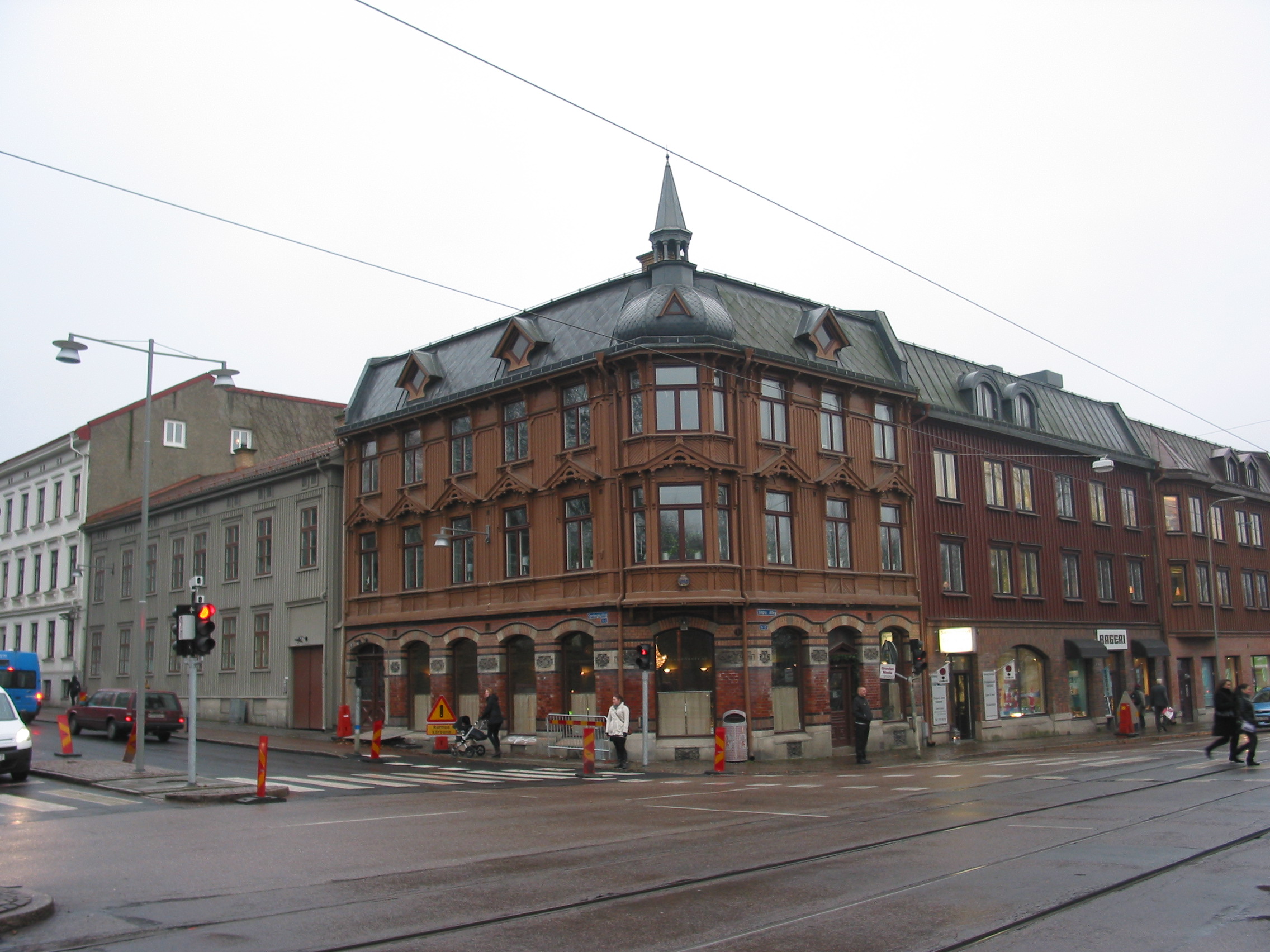 Hörnbyggnaden uppfördes 1894 enligt principen för landshövdingehus med en bottenvåning i sten och två övre våningar i trä. Byggnaden hade butik i bottenvåningen och en lägenhet om fyra rum och kök i varje våningsplan. De uteslutande stora lägenheterna tillsammans med byggnadens läge och fasadens detaljer understryker att byggnaden var något finare än t.ex. Sprängkullsgatan 3. Butiken i bottenvåningen hade en inkörsport åt norr vilket gjorde leveranserna mindre komplicerade. Portgången anslöt till butikens två rum och till trapphuset. Byggnadens mittenvåning, i exteriören markerad av fönstrens frontoner, var rymlig med sovrum, förmak, matsal och barnkammare mot gatan. Inåt gården och portgången fanns skafferi, kök, serveringsgång och tambur.