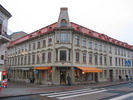 Sprängkullsgatan 13, hörnet mot Haga Nygata. Uppfört 1886 i nyrenässans efter ritningar av byggmästare Jacobsson. 