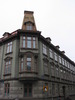 Sprängkullsgatan 7, hörnet mot Haga Östergata. Uppfört 1889 tillsammans med nr 9. Livlig hörnfasad med dekorativa snickerier som pilastrar konsoler och vindskupor, burspråk med tregruppsfönster och krönande hörntorn.