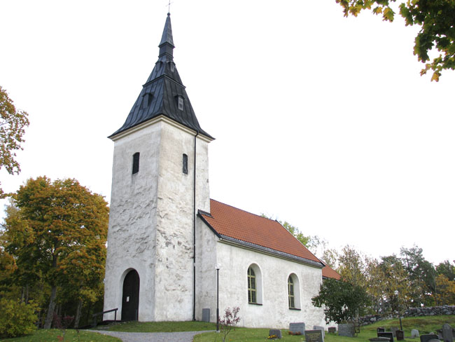 Kattnäs kyrka västra och södra fasaderna