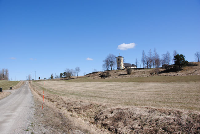 Torsåkers kyrka, kyrkomiljön sedd från sydväst med församlingshemmet i söder