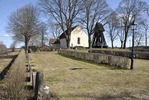 Bergshamra kyrka, kyrkoanläggningen väster och norr om kyrkan