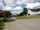 Husby-Oppunda kyrka, kyrkoanläggningen från sydväst med kyrkstall till vänster