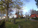 Tunabergs kyrka, kyrkomiljön med klockstapel och före detta likbod väster om kyrkan