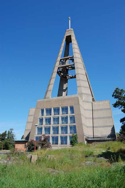 Sankt Botvids kyrka, södra fasaden