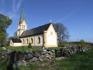 Helgarö kyrka, kyrkoanläggningen från sydost