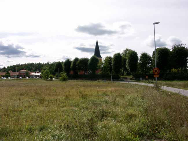 Länna kyrka, kyrkomiljön med skolan i väster